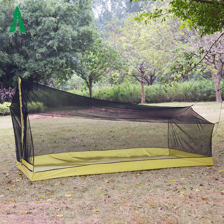 Einzelnes Campingbett im Freien, leichtes Moskito-Zeltnetz